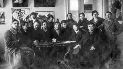 Tvůrčí komise výtvarné akademie ve Vitebsku, 1919; Marc Chagall (uprostřed), Kazimir Malevič (sedící vpravo).