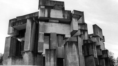 Fritz Wotruba, WotrubaKirche, Vídeň, 1976. Ukázkový příklad tzv. kvazi-skulpturální brutalistické architektury. Repro: Brutalismus, s. 30. (obr. 5)