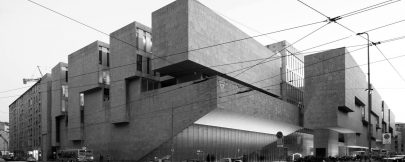 Grafton Architects, Univerzita Luigi Bocconi, Milán,
v roce svého dokončení (2008) vyhodnocená jako Světová stavba roku. Repro: https://www. marj3.com/en/undergraduate- international-merit-awards- bocconi-university-italy.html (obr. 12)