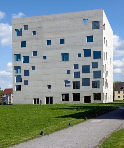 Zollverein, Škola managementu a designu postavená v Essenu
v Německu podle návrhu japonského ateliéru SANAA, 2006. Repro: https://commons.wikimedia.org/wiki/File:Sanaa-essen-Zollverein- School-of-Management-and-Design-220409-02.jpg. (obr. 3)