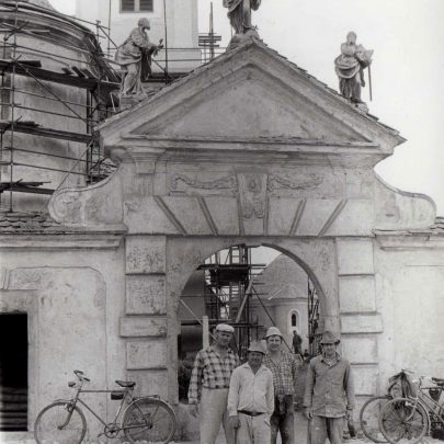 Oprava kostela sv. Petra a Pavla v Hrádku v r. 1980 (archiv J. Horáka).