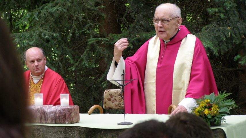 Mons. Martin Holík a otec Stanislav Krátký celebrují mši svatou na táboře Radost v Orlických horách v létě 2009 (archiv střediska Radost).