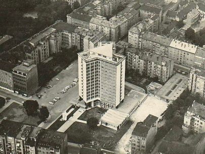 Letecký snímek hotelu Continental (pohled směrem k Lidické ulici), snímek z roku 1967. (obr. 2)