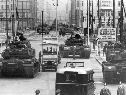 Sovětské tanky proti americkým na přechodu do amerického sektoru Charlie, Berlín, říjen 1961. Foto cz.wikipedia.org.