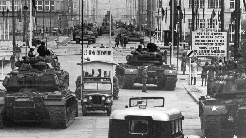 Sovětské tanky proti americkým na přechodu do amerického sektoru Charlie, Berlín, říjen 1961. Foto cz.wikipedia.org.