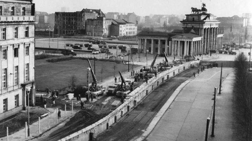 Stavba Berlínské zdi poblíž Braniborské brány, 1961. Foto historycollection.com.