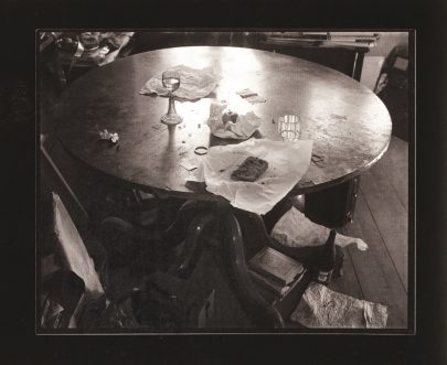 Josef Sudek: Stůl v mém ateliéru (Úvoz), 1958–1962, novotisk, 24 × 30 cm, sbírka Anny Fárové.