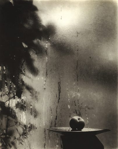 Josef Sudek: Okno mého ateliéru, 1940–1954, pigment, 18,3 × 24,4 cm, Toronto, Art Gallery of Ontario.