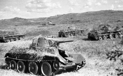 Sovětské tanky u Chalchyn golu. Zdroj Wikimedia Commons.