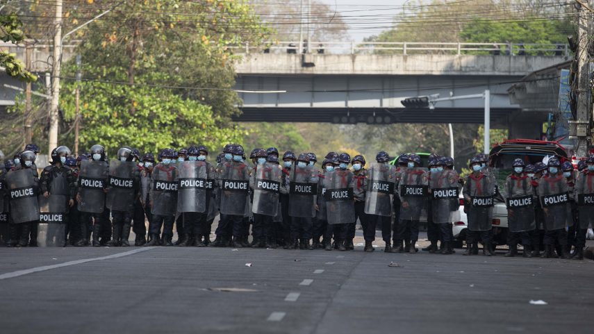 Policie stojí ve formaci před zásahem proti demonstrantům v Rangúnu, únor 2021. Foto: Irrawaddy.