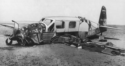 Saint-Exupéryho Caudron Simoun po havárii na lybijské poušti. Zdroj: Narodowe Archiwum Cyfrowe, Public Domain.