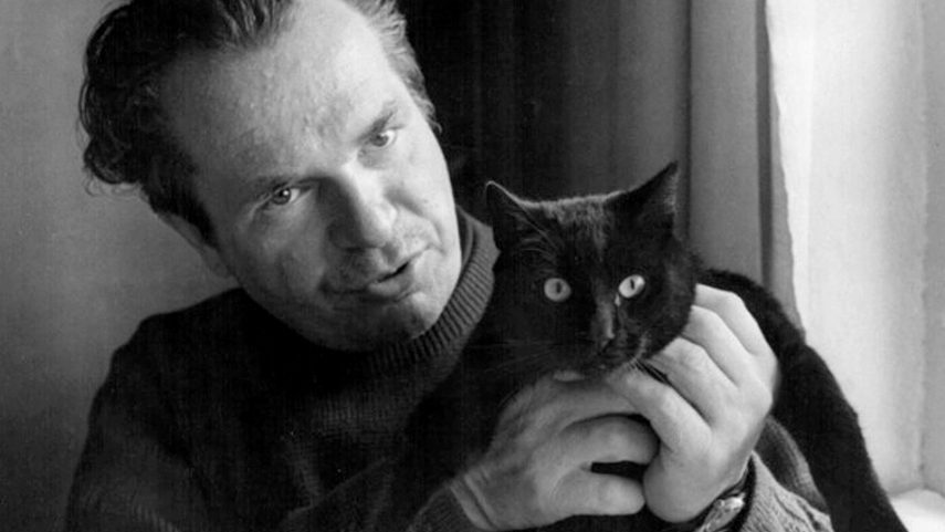 Ludvík Kundera s kocourem Alfrédem, asi 1971, Brno. Foto: Jan Chmelíček.