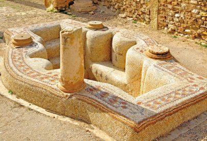 Křestní bazének ve tvaru vulvy, baptisterium baziliky sv. Vitalise, Sbeitla, Tunisko.