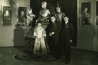 Sun Kche-wu, Vojtěch Chytil a Wang Meng na zahájení Výstavy čínského a japonského umění současného v Obecním domě
v Praze, 6. březen 1929, soukromá sbírka.