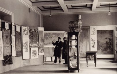 Josef Kylies a Karel Čížek (?) na výstavě Čína ve Slaném, Slaný, listopad 1935, soukromá sbírka.