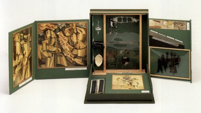 La Boîte-en-valise (Krabice v kufru). Krabice s miniaturními replikami, fotografiemi a barevnými reprodukcemi Duchampových děl, někdy vložená v kožené brašně či kufříku. Repro: Marcel Duchamp (2002), Hatje Cantz Verlag, s. 119 (Obr. 2)