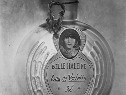 Marcel Duchamp: Belle Haleine, L’Eau de Voilette, flakon s voňavkou, 1921. Foto: Man Ray, repro: en.wikipedia.org  (Obr. 23)