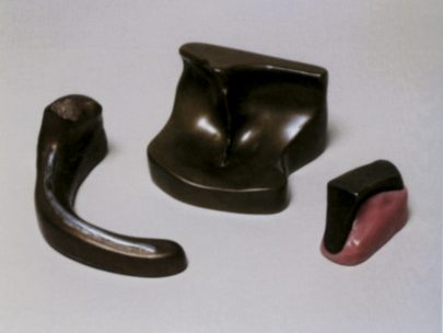 Duchampovy erotické objekty: Ženský fíkový list, 
1950, Objekt-žihadlo, 1951, a Klín cudnosti, 1954. Repro: Mundy, Jennifer: Duchamp, Man Ray, Picabia, s. 160
 (Obr. 25)