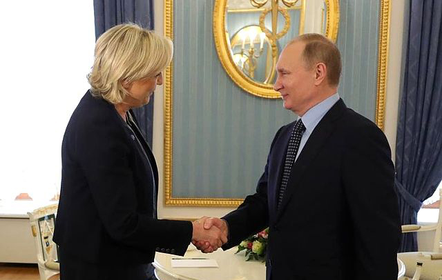 Marine Le Penová na setkání s Vladimirem Putinem v roce 2017. 
Zdroj: Wikimedia Commons