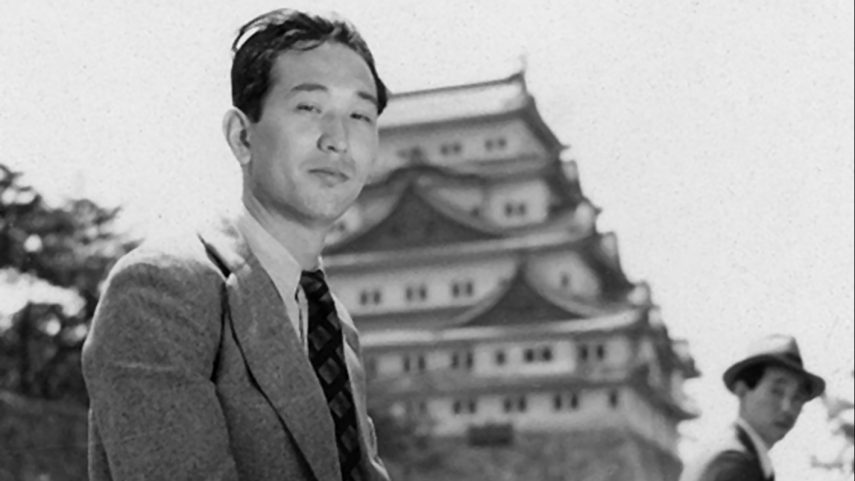 Akira Kurosawa (vlevo) jako pomocný režisér Mikia Naruseho (vpravo) během natáčení filmu Nadare v roce 1937. Zdroj: Wikimedia Commons