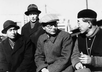 Zleva: Akira Kurosawa, Iširó Honda, Senkiči Taniguči a Kadžiró Jamamoto, třicátá léta. Zdroj: Wikimedia Commons