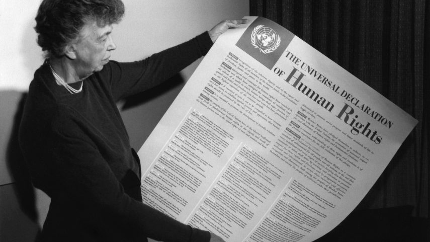 Eleanor Rooseveltová s vytištěnou Všeobecnou deklarací lidských práv, 1949. Foto: Wikimedia Commons