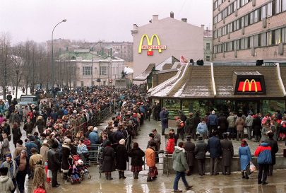 Otevření první pobočky McDonald’s v SSSR v lednu 1990 v Moskvě. Lidé stáli mnohahodinové fronty na jeden hamburger. Foto: Rare Historical Photos