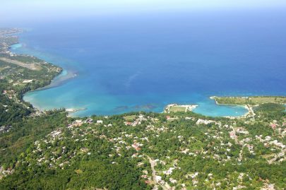 Letecký pohled na jamajský záliv Oracabessa, kde se nachází Flemingova vila. Na levé straně je možné rozeznat Mezinárodní letiště Iana Fleminga. Zdroj: Marinas.com