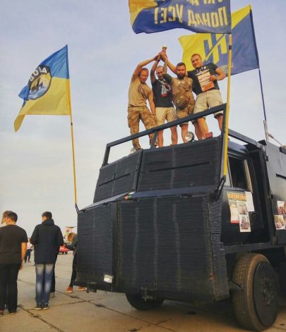 Legendární obrněnec Prjanyk (Perník) batalionu Azov na kyjevském festivalu Old Car Land v roce 2016. 
Zdroj: facebooková stránka festivalu Old Car Land
