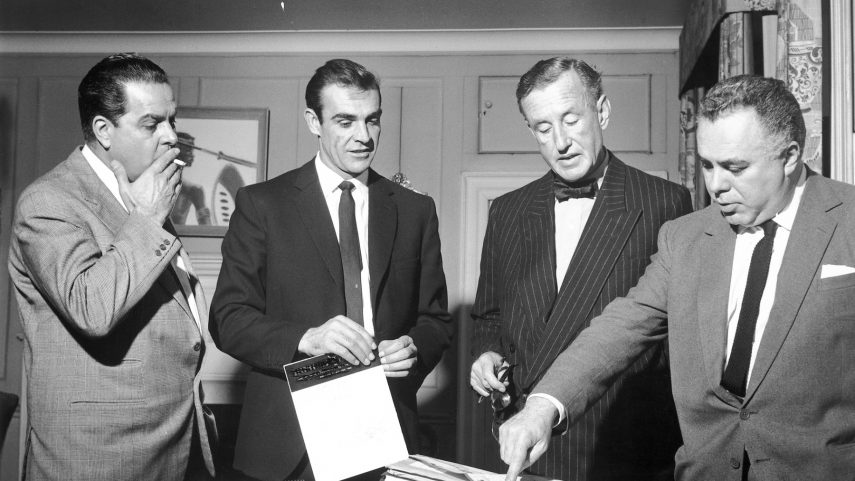 Příprava natáčení první bondovky Dr. No (1962). Zleva: producent Albert R. Broccoli, Sean Connery, Ian Fleming a producent Harry Saltzman. 
Foto: Ianfleming.com