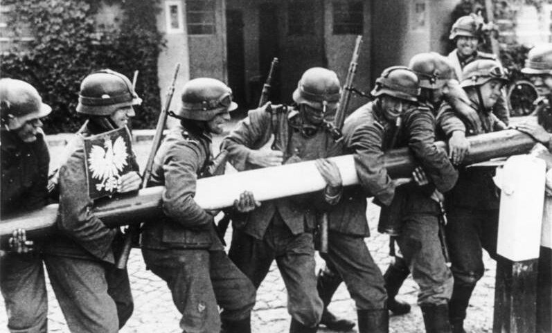 Němečtí vojáci strhávají polskou hraniční závoru. 1. září1939. (Němečtí vojáci strhávají polskou hraniční závoru. 1. září1939. Zdroj: Wikimedia Commons)