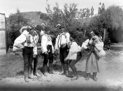 Zpívající mládenci z kněždubského banderia v Hroznové Lhotě