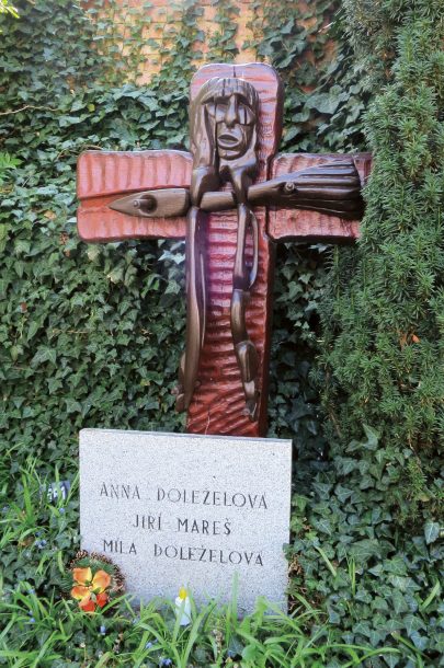 Náhrobek Anny a Míly Doleželových a Jiřího Mareše na hřbitově u kostela sv. Anny v Telči. Foto: Aleš Filip (Obr. 21)