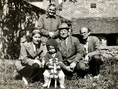 F. X. Halaš s rodiči, sestrou Marií a neteří Lucií, první polovina 70. let. Foto: rodinný archiv L. Novotné