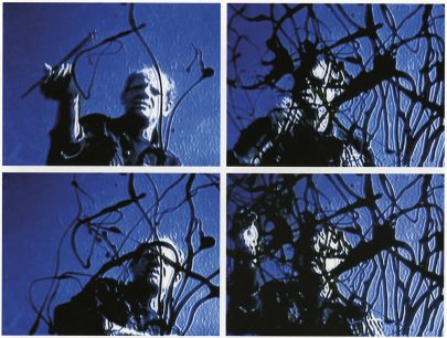 Jackson Pollock maluje na skleněnou desku. Záběry z Nahmuthova filmu z roku 1950 (Obr. 25)