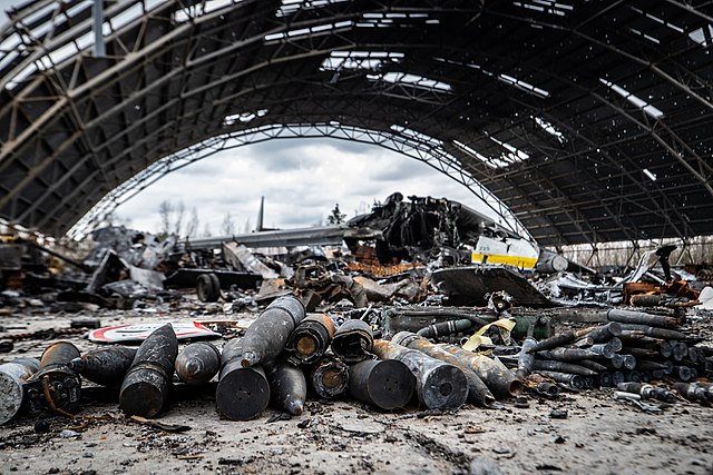 Letiště v Hostomelu u Kyjeva poseté zničenými letadly, duben 2022. Foto: Kyivcity.gov.ua