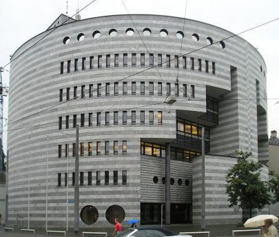 Mario Botta: Banka pro mezinárodní platby v Basileji. 
Foto: Wikimedia Commons (Obr. 4)
