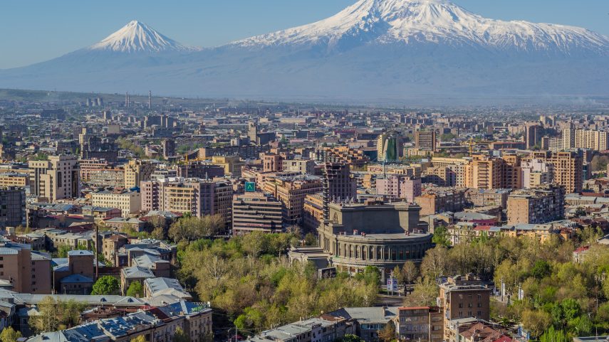 Panorama arménského hlavního města Jerevanu 
s biblickou horou Ararat v pozadí. Foto: Wikimedia Commons