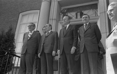 Henry Kissinger, Leonid Brežněv, Gerald Ford a Andrej Gromyko před americkou ambasádou v červenci 1975. Foto: David Hume Kennerly, Wikimedia Commons