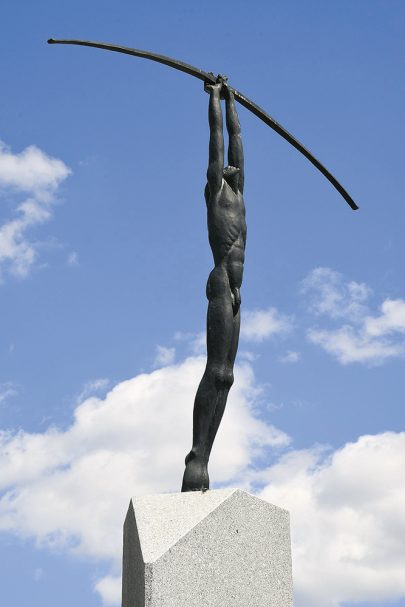 Lučištník, Brno-Líšeň, instalován v roce 2013 na podstavci určeném pro pomník Klementa Gottwalda. Foto: cs.wikipedia.org (Obr. 1)