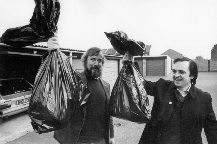 Jürgen Serke (vlevo) a Jiří Gruša s objevenými rukopisy Ivana Blatného před garáží Frances Meachamové. Foto: Wilfried Bauer, převzato z publikace Die sich die Freiheit nahmen / Ti, kteří zvolili svobodu, Berlín, 2008.