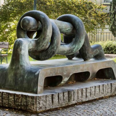 Velké kroužkování, 2002, bronz, 160 × 300 × 118 cm, Přírodovědecká fakulta Masarykovy univerzity, Brno (obr. 13)