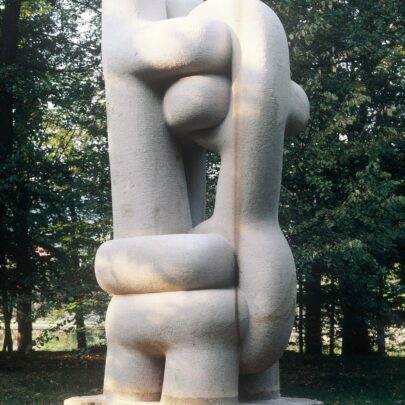 Loď, 1998, božanovský pískovec, 405 × 165 cm, městský park, Rožnov pod Radhoštěm (obr. 14)