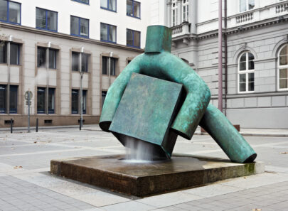 Spravedlnost, 2010, bronz, 280 × 300 × 300 cm, Moravské náměstí, Brno (obr. 18)